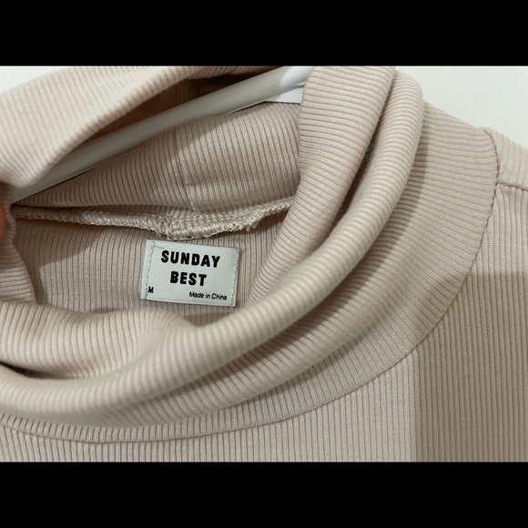 ARITZIA Sunday Best turtleneck long sleeve. Never worn. - Picture 4 of 4